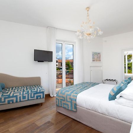 Sorrentovibes - Luxury Home Sea View & Jacuzzi In Sorrento Centre Exteriör bild