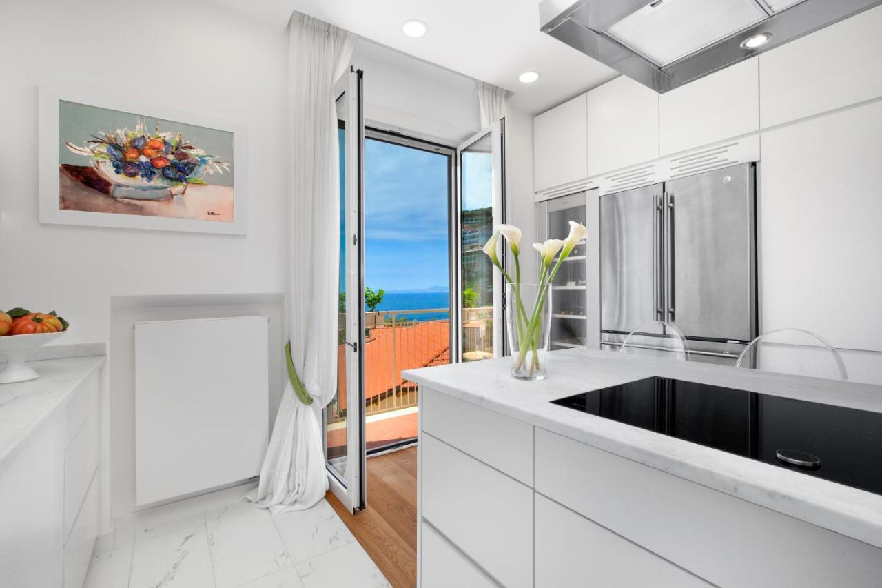 Sorrentovibes - Luxury Home Sea View & Jacuzzi In Sorrento Centre Exteriör bild